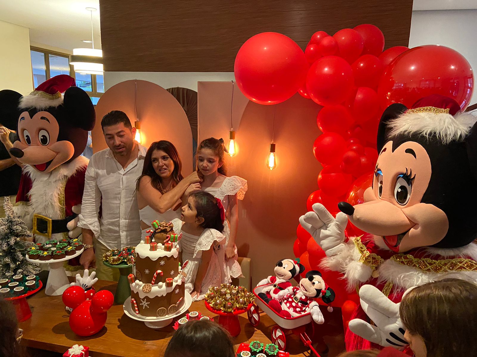 Minnie e Mickey cantando parabéns em festa de aniversario