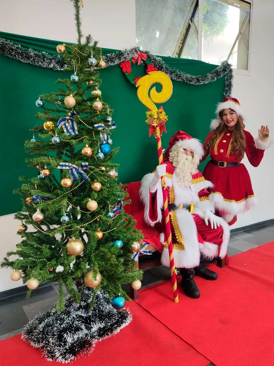 Papai Noel alegrando o natal de cliente a domicilio
