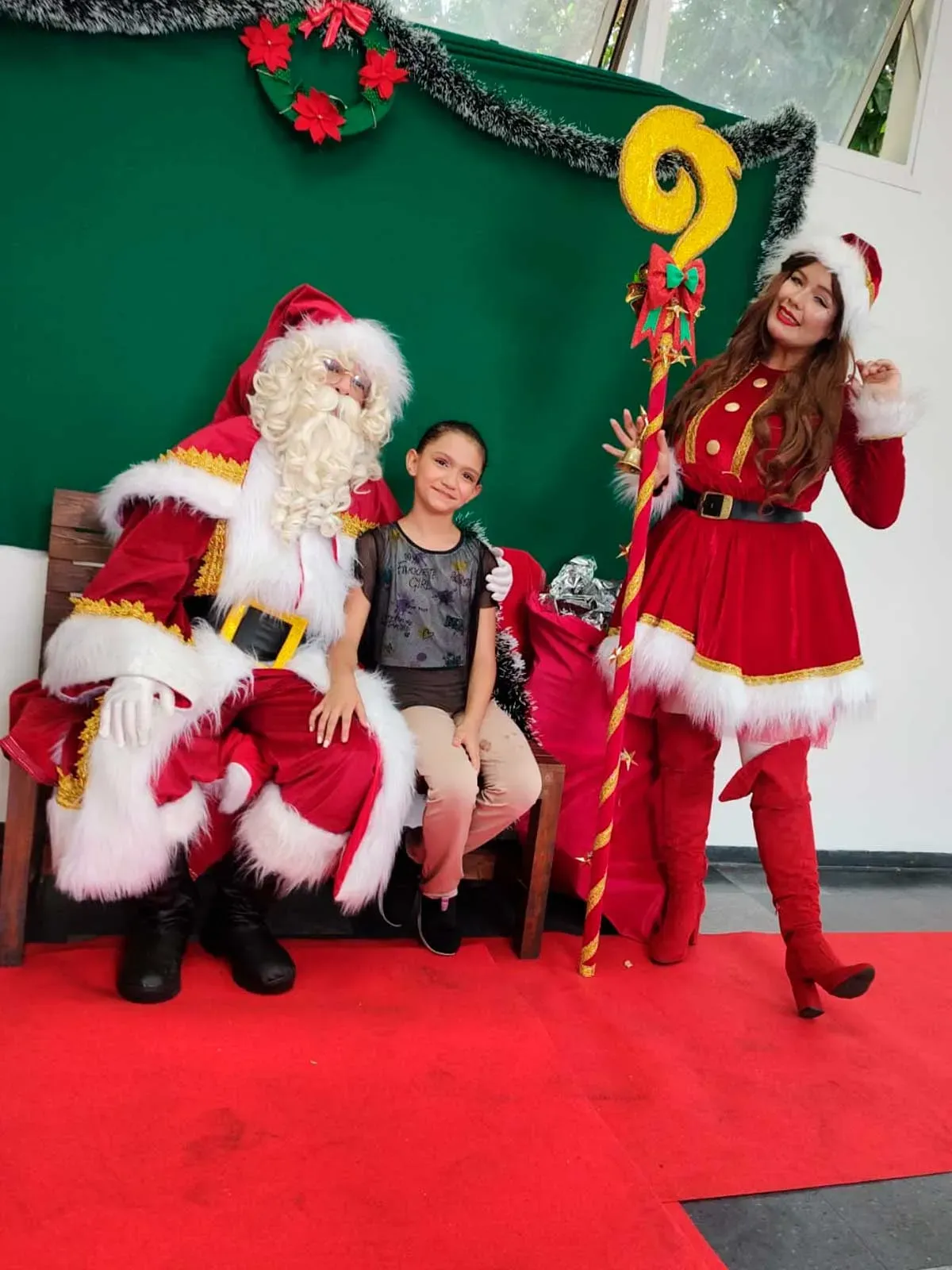 Papai Noel e Noelete dando presentes para crianças