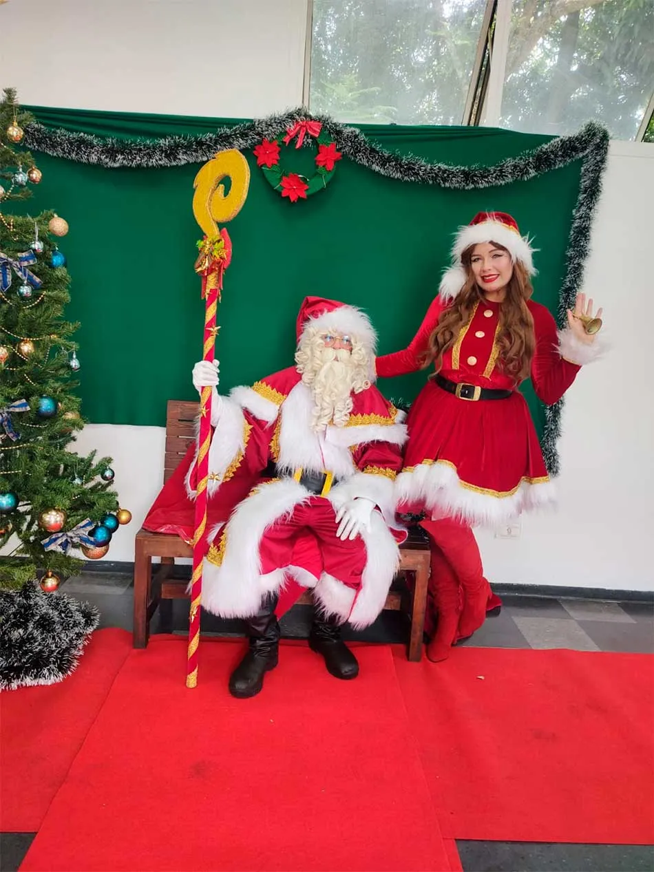Mamãe Noel ajudando papai Noel com presentes natalinos