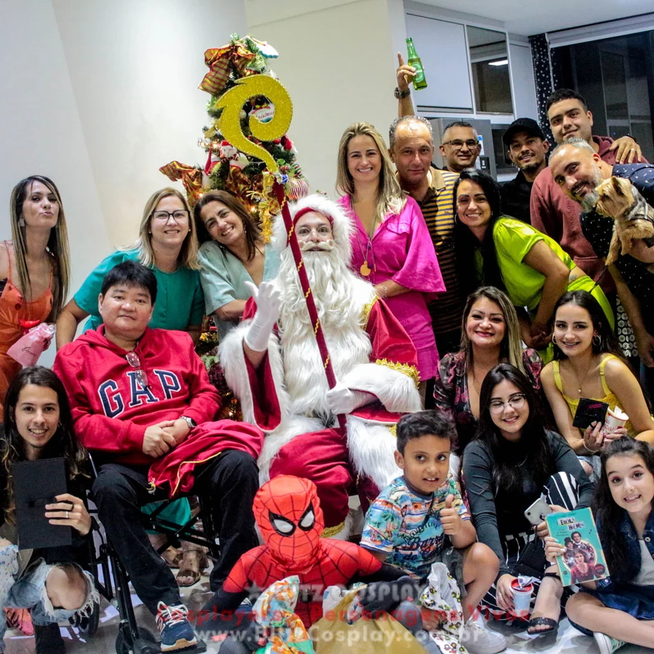 Papai noel posando para uma foto em Aparecida