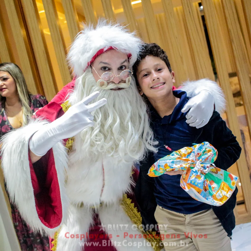 Papai noel posando para uma foto em Araçoiaba da Serra