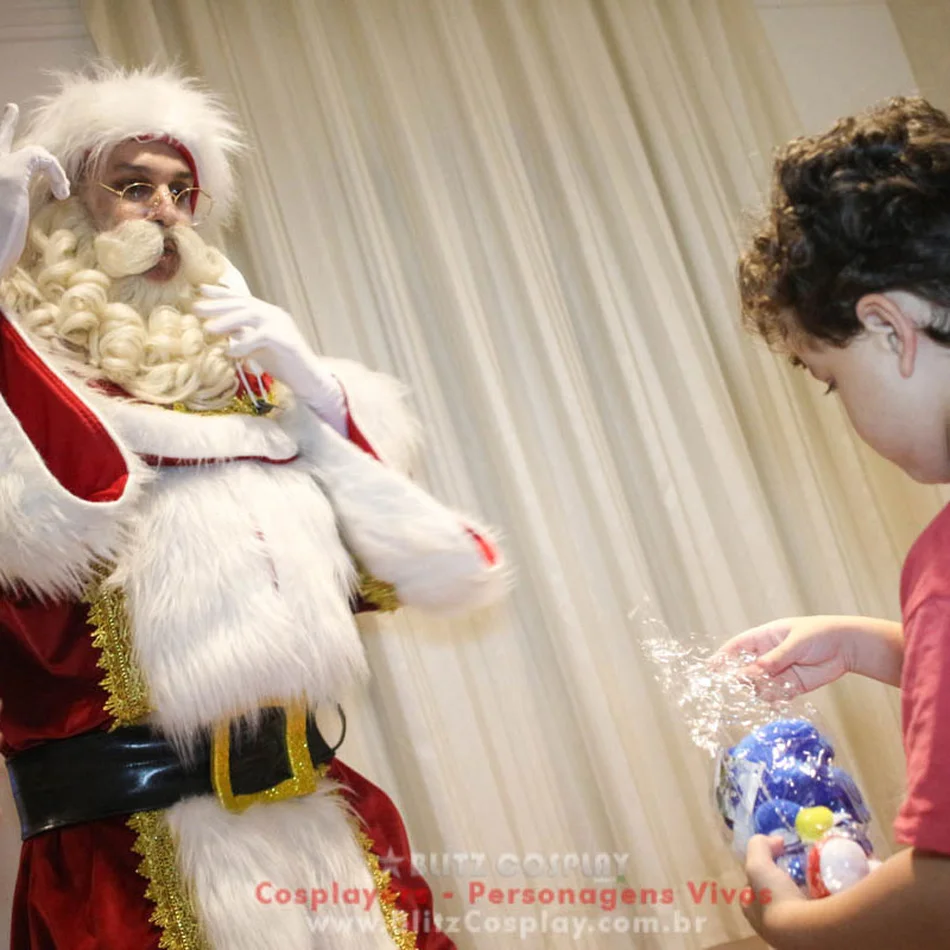 Papai noel e amiga posando para uma foto em Cachoeirinha