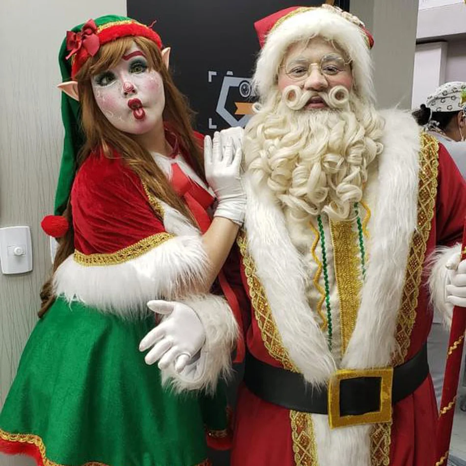 Papai noel e amiga posando para uma foto em Capela