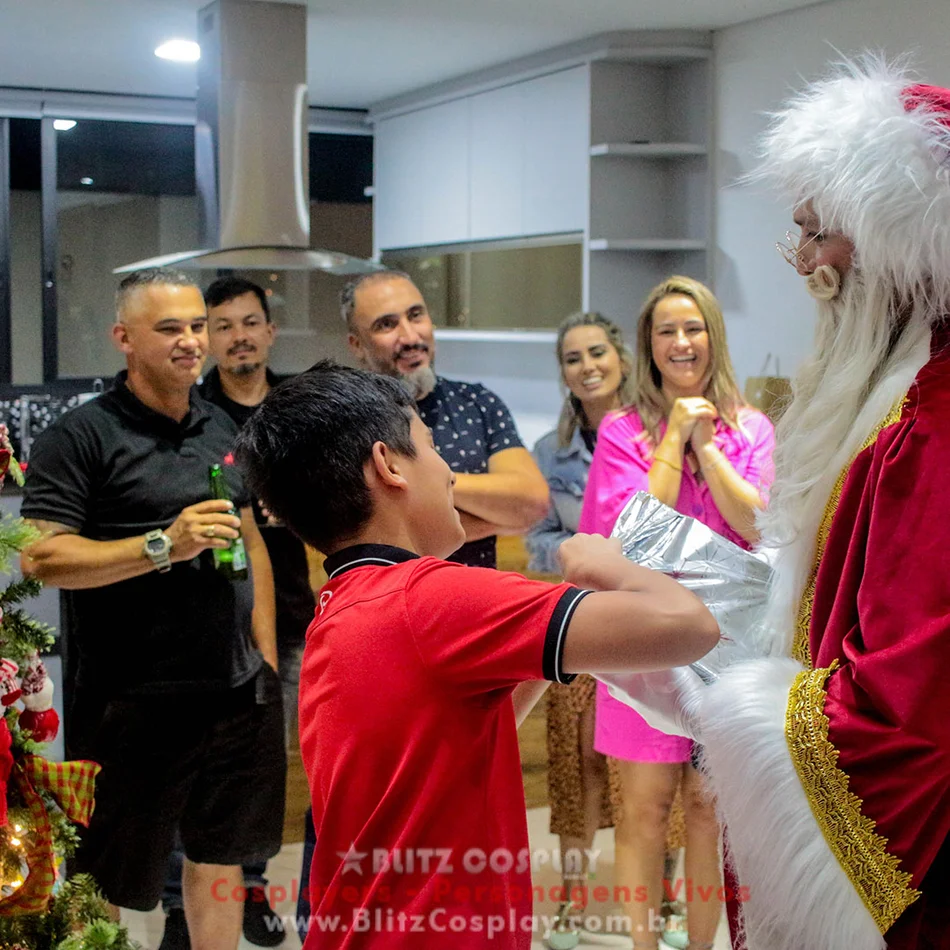 Papai noel posando para uma foto em Cidade Lider