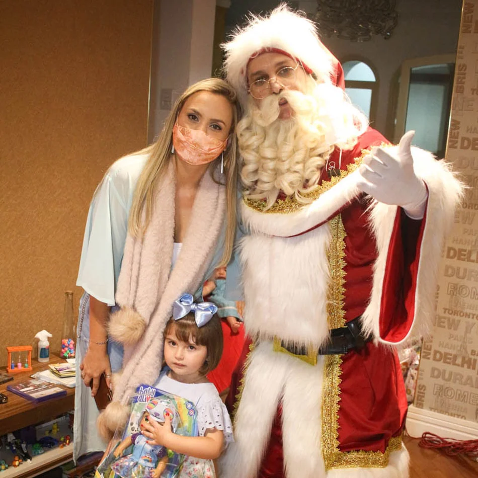 Papai noel e amiga posando para uma foto em Cidade Lider Papai noel e amiga posando para uma foto em Cidade Lider