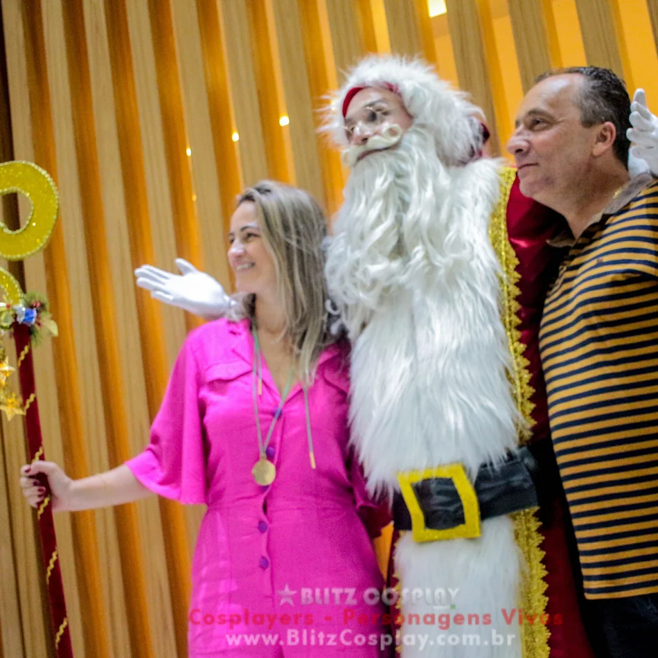 Papai noel e amiga posando para uma foto em Tiradentes Papai noel e amiga posando para uma foto em Tiradentes