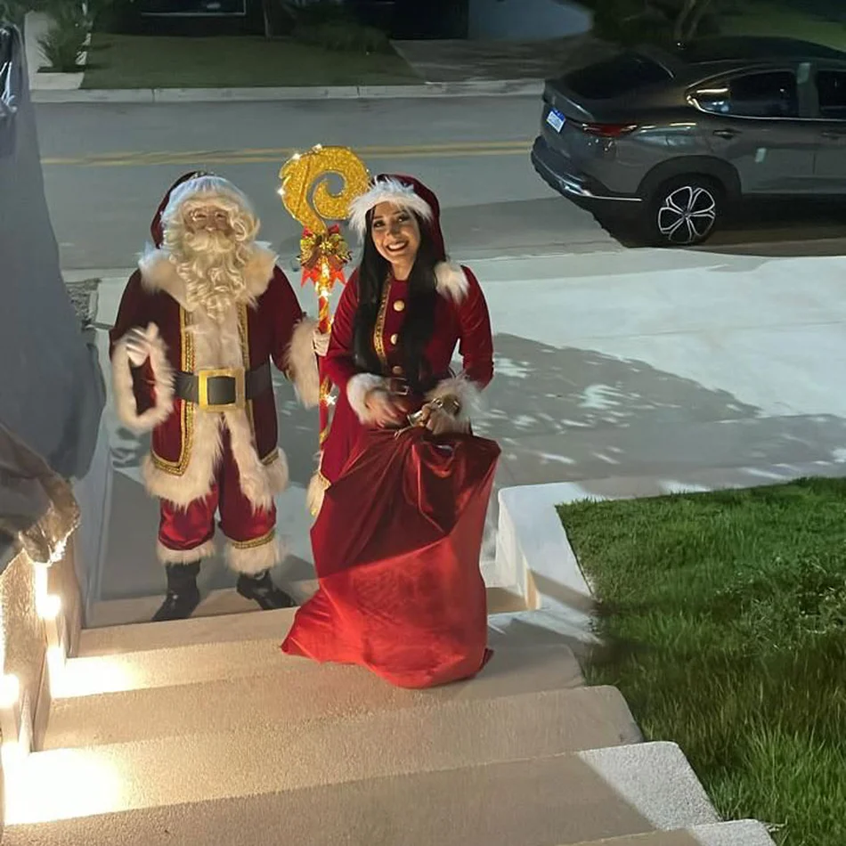 Papai noel e amiga posando para uma foto em Cuiabá Papai noel e amiga posando para uma foto em Cuiabá