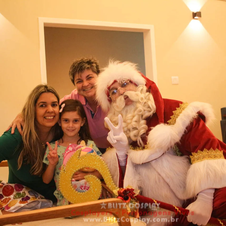 Papai noel e amiga posando para uma foto em Itatiba Papai noel e amiga posando para uma foto em Itatiba