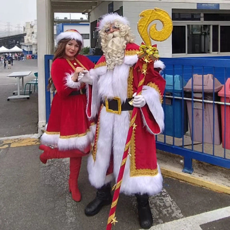 Papai noel posando para uma foto em Itupeva