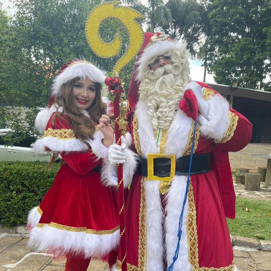 Papai noel posando para uma foto em Paratei