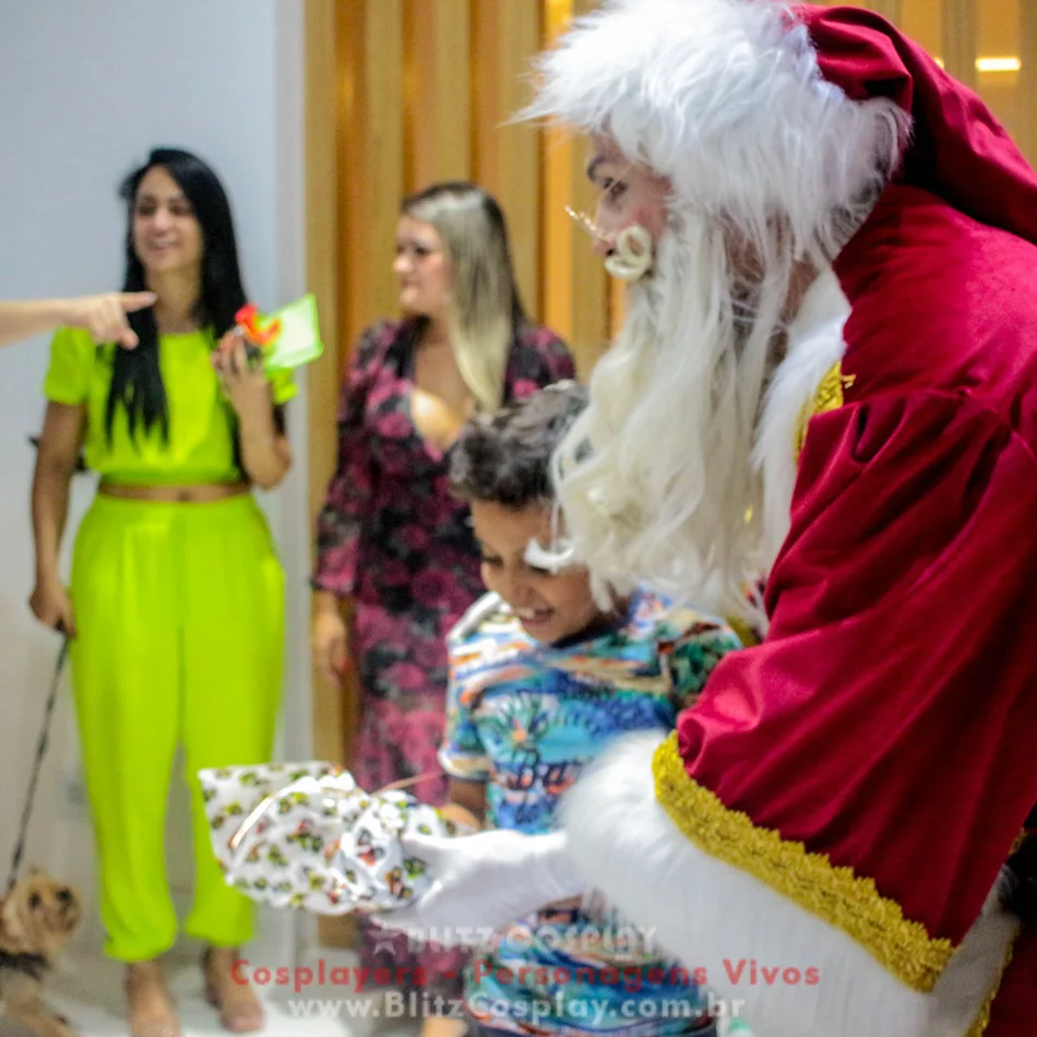 Papai noel e amiga posando para uma foto em Pinhal Papai noel e amiga posando para uma foto em Pinhal