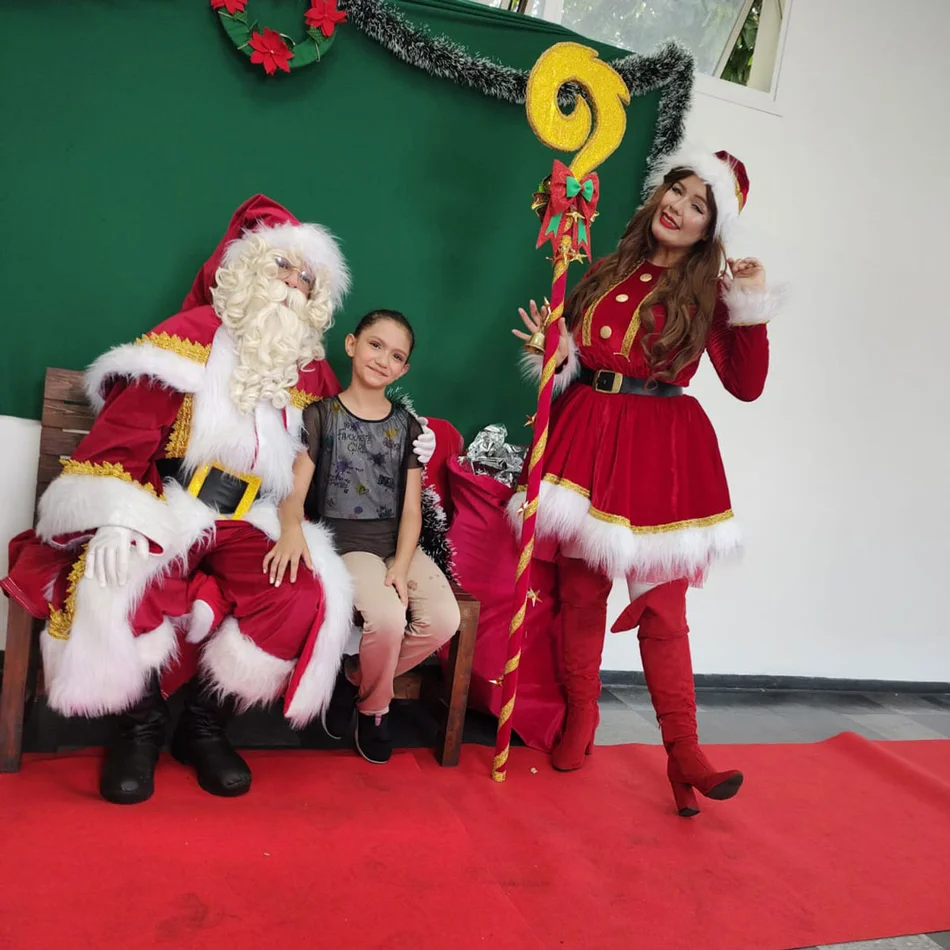 Papai noel posando para uma foto em Santana