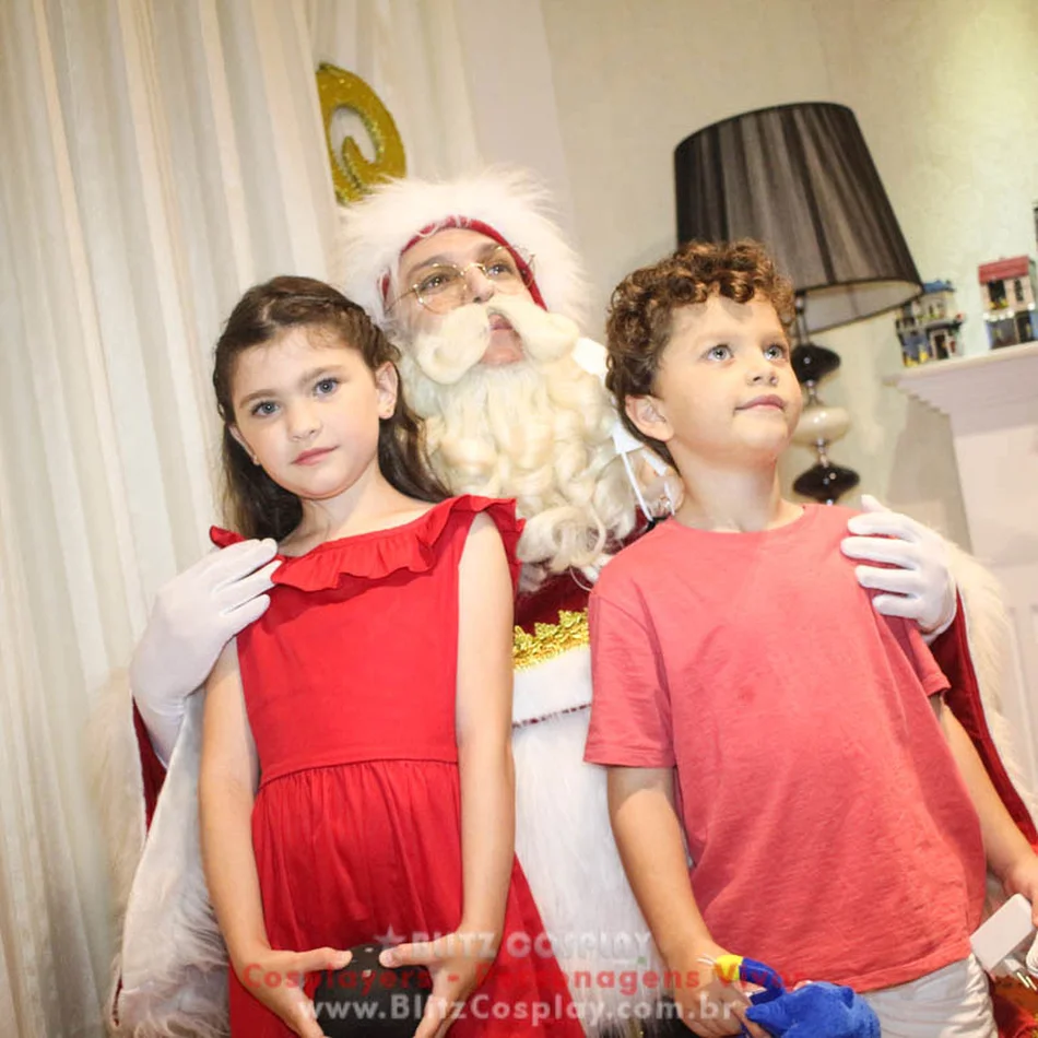Papai noel posando para uma foto em São José dos Campos