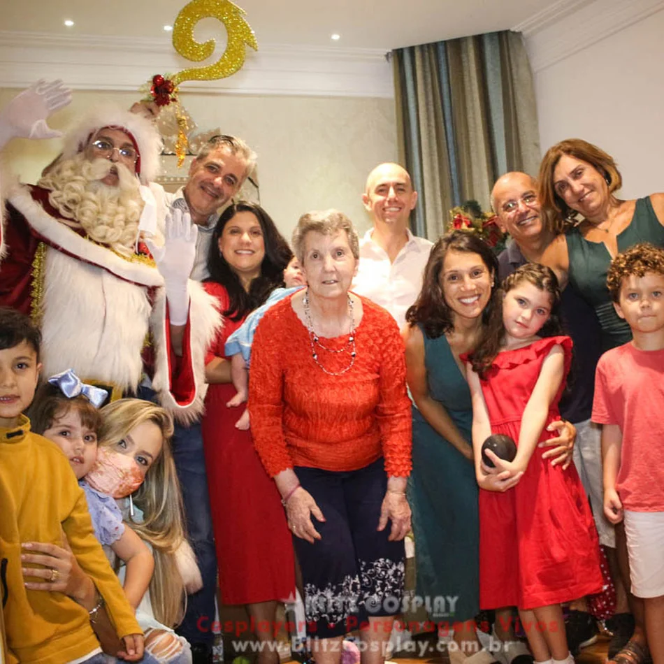 Papai noel e amiga posando para uma foto em São Silvestre de Jacare Papai noel e amiga posando para uma foto em São Silvestre de Jacare