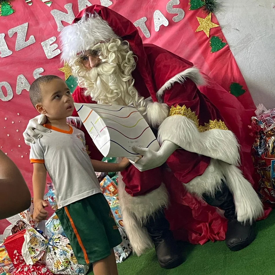 Papai noel e amiga posando para uma foto em Tatuapé