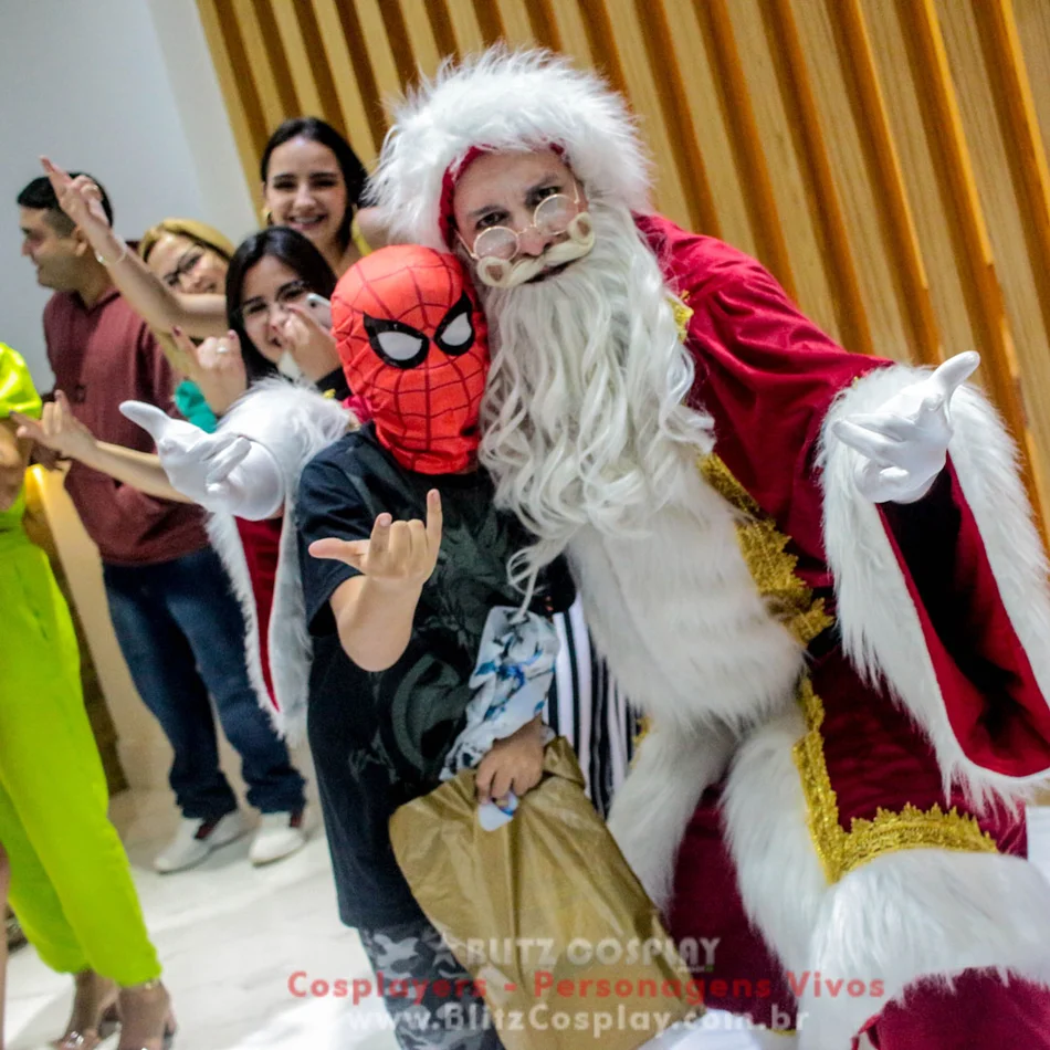 Papai noel e amiga posando para uma foto em Várzea Paulista Papai noel e amiga posando para uma foto em Várzea Paulista
