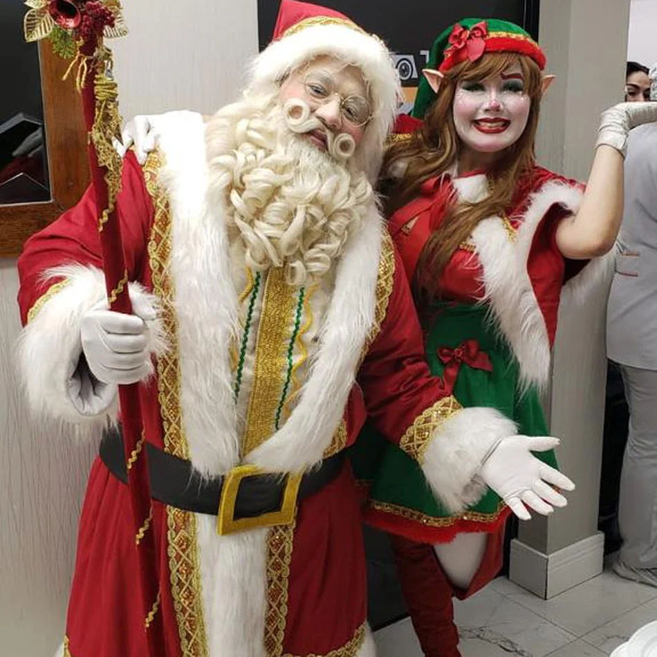 Papai noel posando para uma foto em Vila Nova Bomsucesso