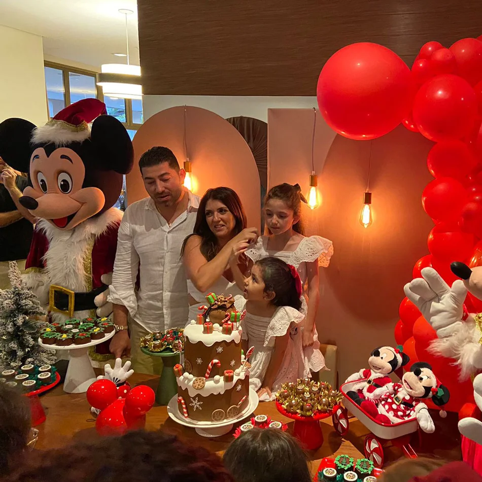 Papai noel e amiga posando para uma foto em Ipiranga