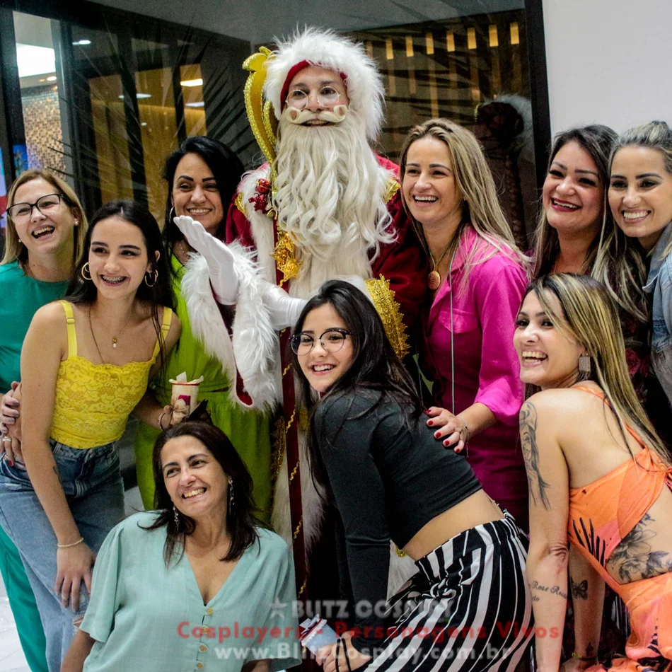 Papai noel e amiga posando para uma foto em Mooca