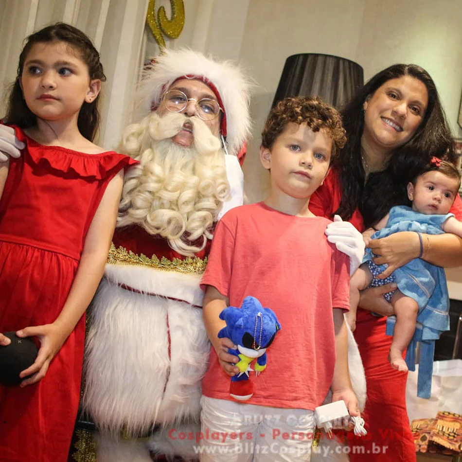 Papai noel e amiga posando para uma foto em Serra da Cantareira