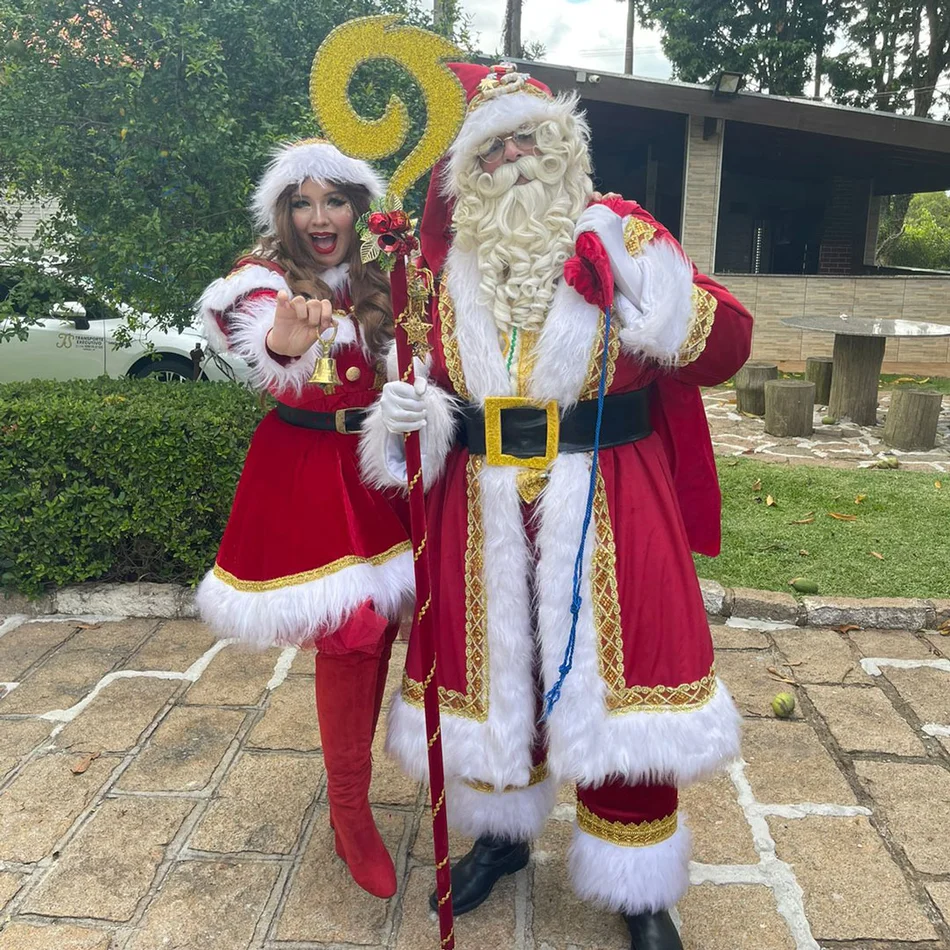 Papai noel posando para uma foto em Piquira