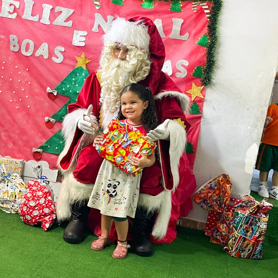 Papai Noel e personagens natalinos interagindo com crianças em festas infantis em SP Papai Noel e personagens natalinos interagindo com crianças em festas infantis em SP
